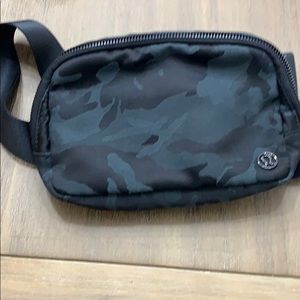 - Lululemon Everywhere Belt Bag